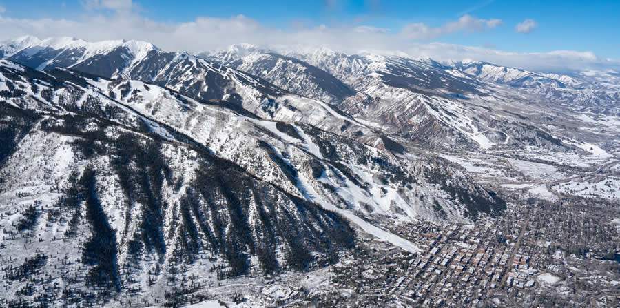 Vista aérea de Aspen Mountain, Highlands, Buttermilk e Snowmass (Crédito: Jordan Curet/Aspen Snowmass)