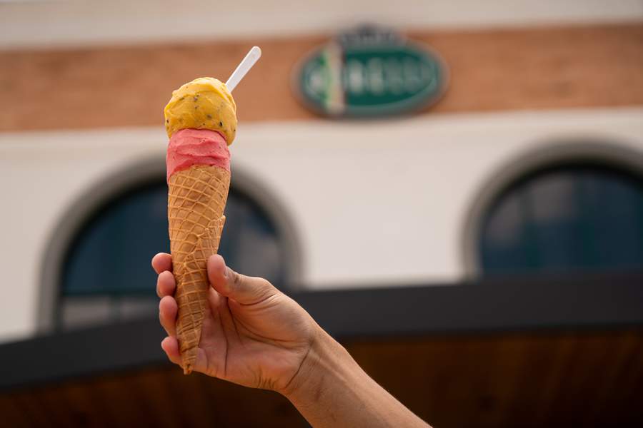 Borelli chega em Ubatuba com distribuição gratuita de gelato na inauguração