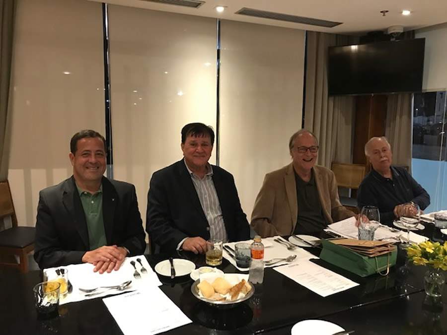 Da esquerda para direita, mesa diretora do jantar de outubro: Marcus Vinicius Martins; Gilberto Villela; Anselmo Abrantes Fortuna e Jorge Carvalho - Foto: Divulgação