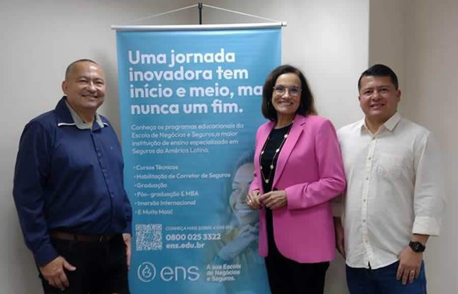 Da esquerda para direita: André Mattos, gerente Comercial da Rapport: Marila Helena Monteiro, diretora de Ensino da ENS e Márcio Mello, diretor Comercial da Rapport. Foto: Divulgação