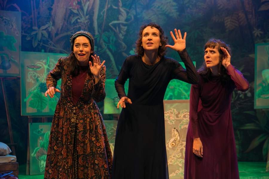  Da esquerda para direita, as atrizes Julia Ianina, Fernanda Castello Branco e Paula Weinfeld em cena do espetáculo “Maria e os insetos”. Foto: Lígia Jardim