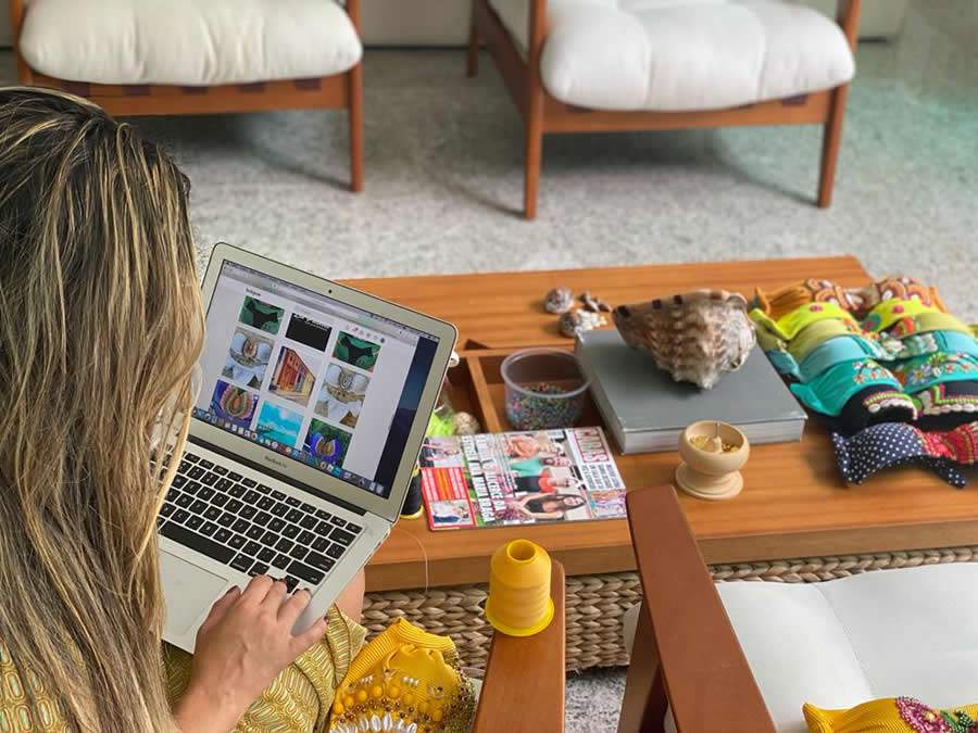 A estilista e empresária Lia Presenti faz sucesso com vendas de moda praia pelo Instagram. FOTO DIVULGAÇÃO