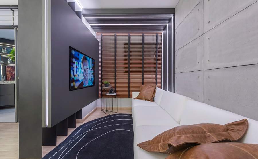  Sala de estar do Hype, em Londrina (PR), transforma o suporte para televisão em divisória de espaços - Crédito: Divulgação/Yticon