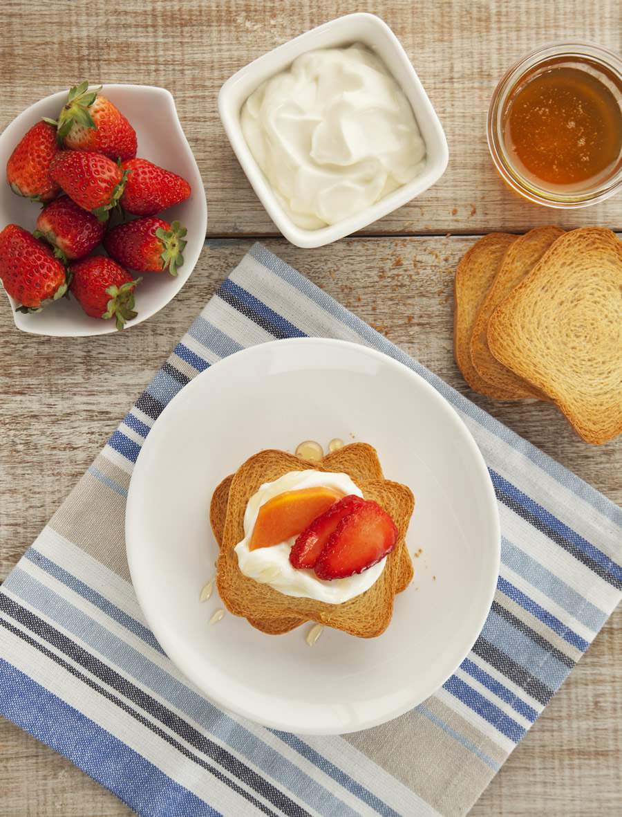 Torradas com Iogurte Grego e Frutas - Marca Adria - Divulgação