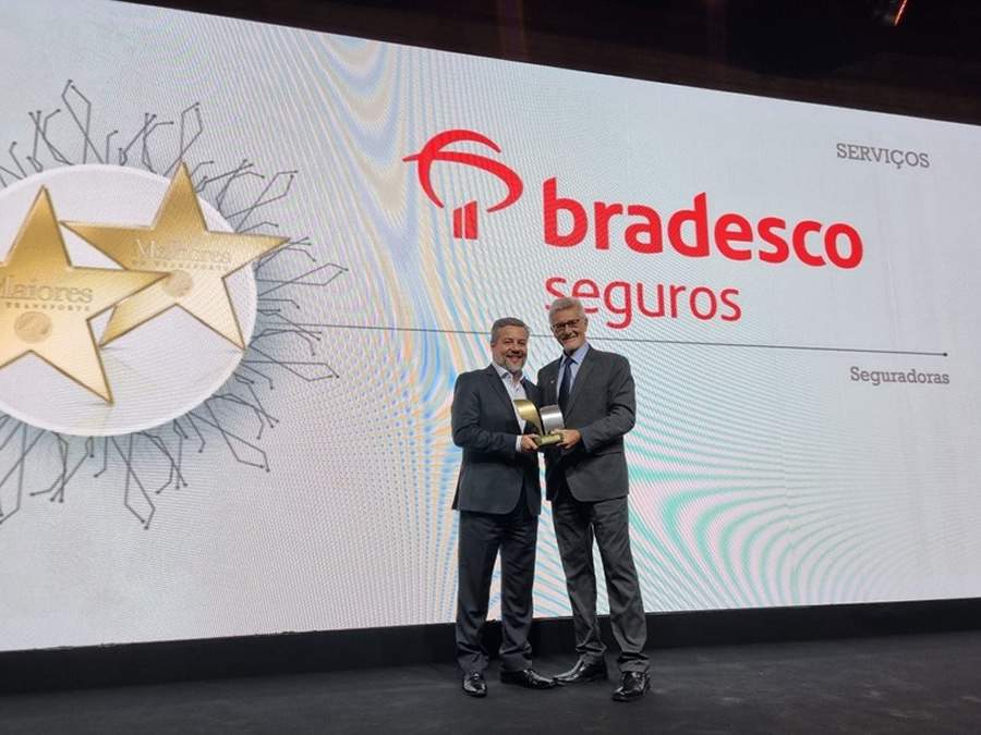 O Superintendente Regional Comercial da Bradesco Auto/RE, Ricardo Luís Costa, recebe o prêmio Maiores do Transporte e Melhores do Transporte 2024