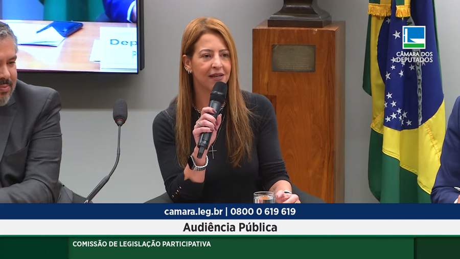 Ana Paula de Almeida durante audiência pública