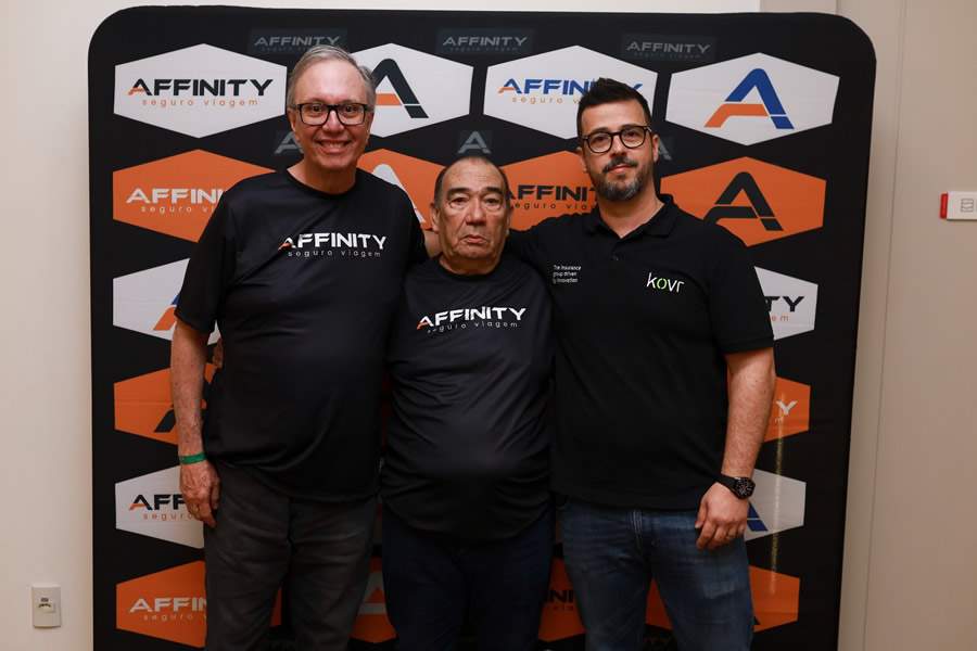 José Carlos Menezes e Marilberto França, com Renato Rennó, da Kovr - Foto para matéria da nova seguradora