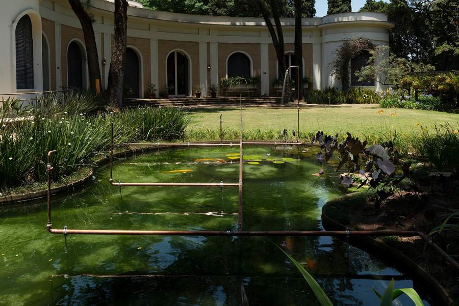 Instalação da artista Marcia Pastore exposta no Jardim da Casa Museu Ema Klabin projetado por Roberto Burle Max. Foto Marcelo Arruda.