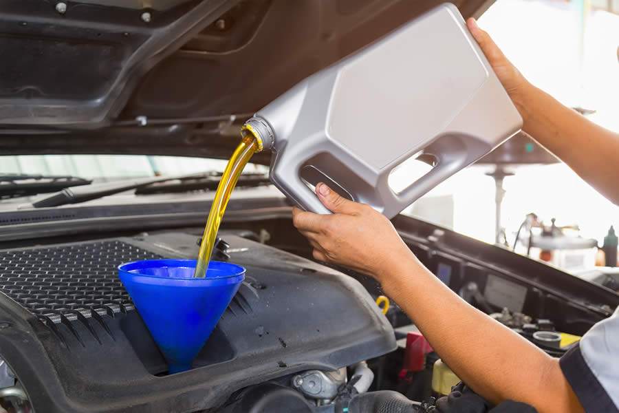 Óleo lubrificante precisa ser trocado para a segurança do motor do carro 