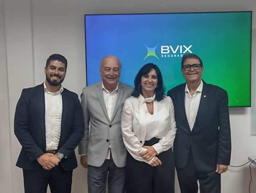 Da esquerda para a direita: Elvis Ferreira, executivo de Contas da BVIX Seguradora; Enio Miraglia, diretor Social do CVG-RJ; Valéria Nogueira, gerente Comercial da BVIX Seguradora e Edson Calheiros, presidente do CVG-RJ. Foto: Divulgação