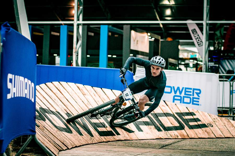 Competição dentro do Memorial da América Latina (Cesar Delong / Shimano Fest)