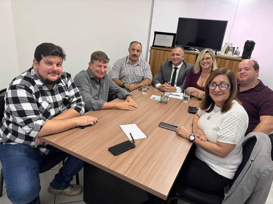 Jayme Torres, diretor da AECOR-RJ, (segundo da esquerda para direita), com corretores de seguros e o advogado Marcus Borges (de terno) Foto: Divulgação