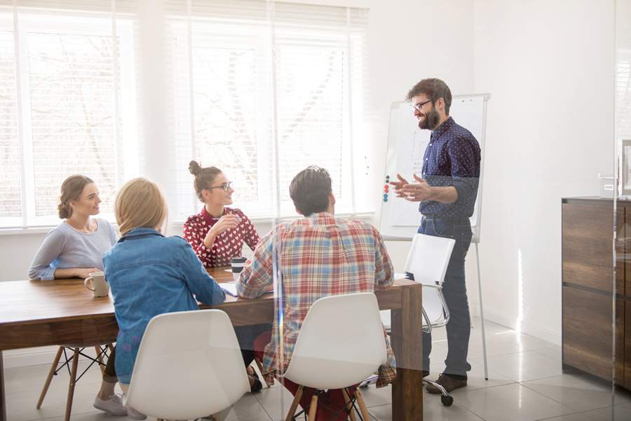 Colaboradores que atuam em modelo híbrido preferem ir ao escritório para fazer reuniões do que para trabalhar individualmente; veja outras tendências