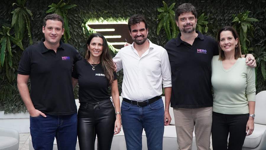 Guilherme Wroclawsi (Hero), Claudia Pinheiro (Hero), Vitor Megale (BeFly), Raphael Swierczynski (Hero) e Mara Borges (BeFly) - Crédito: Divulgação Hero Seguros