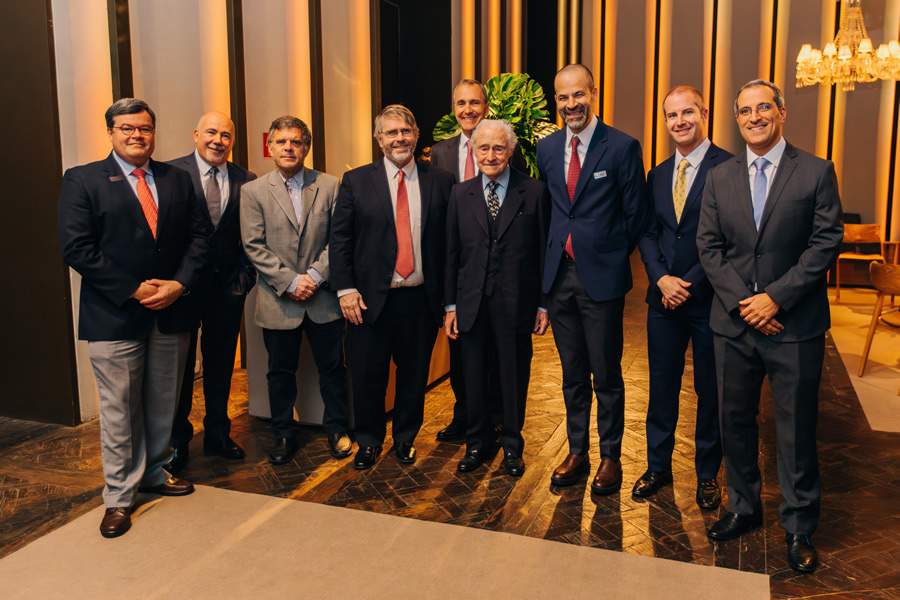 Dr. Marcos Loreto, diretor médico técnico, Ricardo Ferraz, diretor técnico de seguros, Santiago Villa Larroudet, diretor do Grupo Omint Saúde Argentina, Ing. Juan Carlos Villa Larroudet, presidente, Juan Carlos Pablo Joaquin Villa Larroudet, fundador do Grupo Omint no Brasil, André Coutinho, diretor geral, Cícero Barreto, diretor comercial e de marketing, Eduardo Octaviano, diretor financeiro, Eduardo Monteiro, diretor de saúde. - Imagem para divulgação