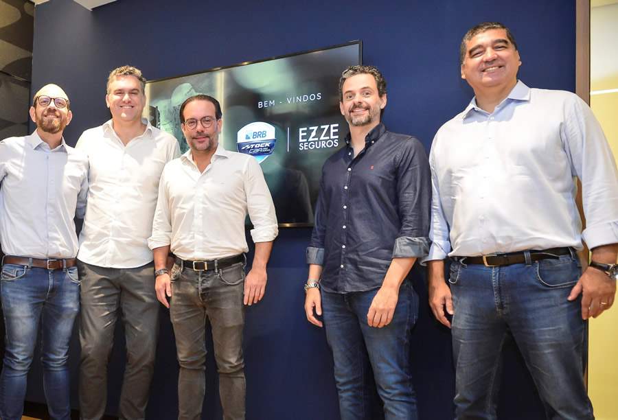 Esquerda para direita: Luiz Fiorese (Outpromo), Fernando Julianelli (Stock Car), Ivo Jucá Machado, Henry Soares e Richard Vinhosa (EZZE Seguros) - Divulgação