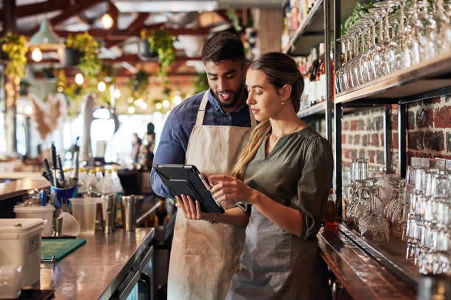 As redes sociais e a presença online são centrais para garantir visibilidade, atrair clientes e aumentar as vendas em bares e restaurantes.