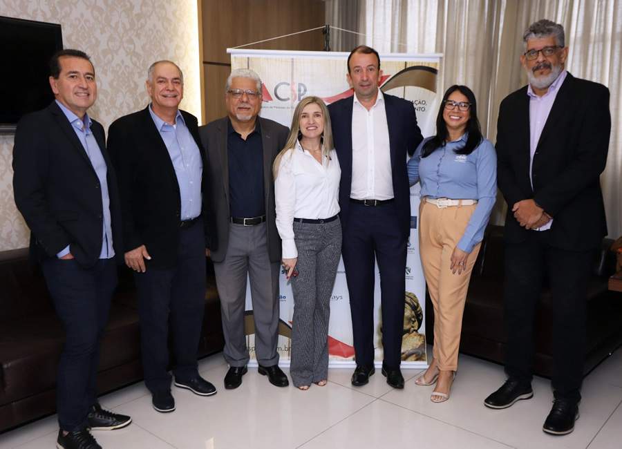 Geniomar Pereira e Valmir Rodrigues (diretores da American Life), João Paulo Moreira de Mello (presidente do CSP-MG), Jacqueline Martins (coordenadora de Estratégia da Seguros Unimed), Rogério Araújo (CEO da TGL Consultoria), Marinalda Dias (gerente da filial Minas Gerais da MBM), Maurício Tadeus Morais (consultor e diretor do Clube) - Fotos: Arnaldo Athayde