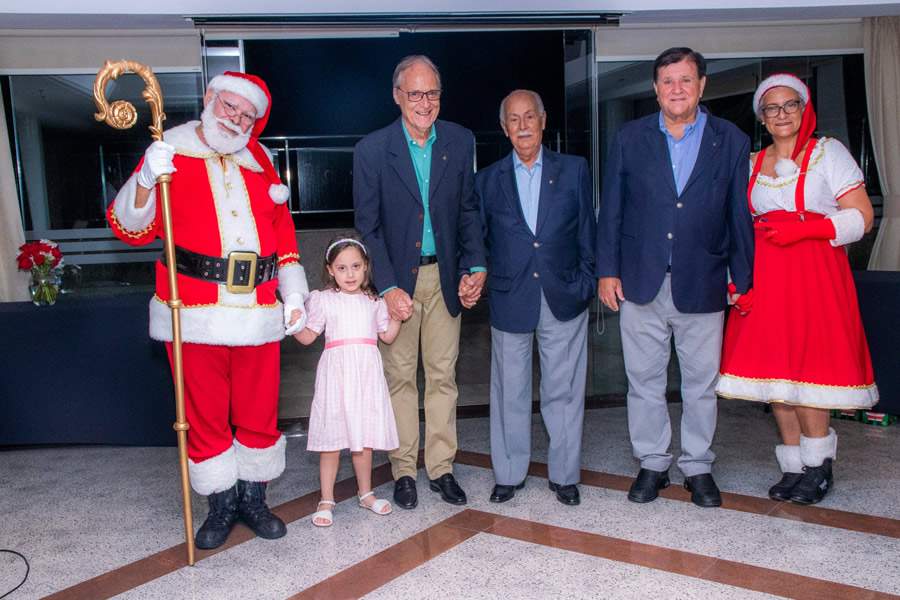 Os membros da diretoria com a netinha do reitor, Luísa, receberam Papai e Mamãe Noel – Foto Dalvino Santino