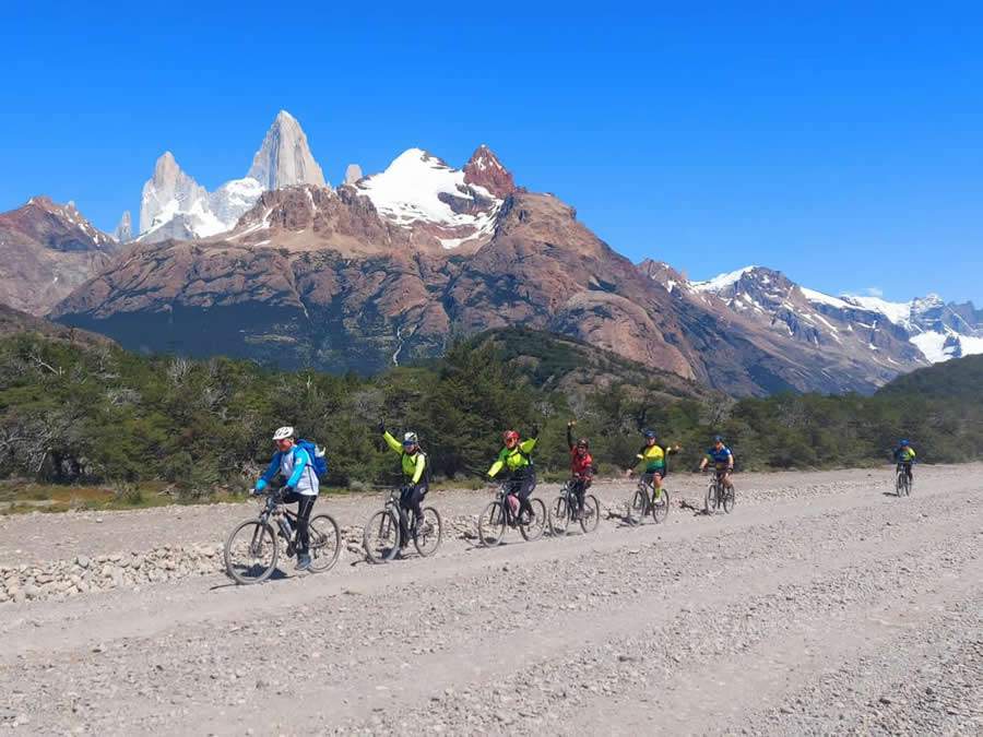 Luiz Morales puxando a fila de ciclistas na Patagônia