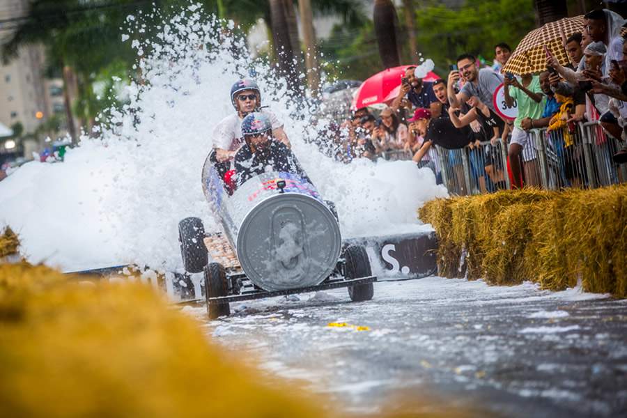 Pedro Scooby pilota carrinho durante corrida maluca Red Bull Ladeira Abaixo (Fabio Piva / Red Bull Content Pool)