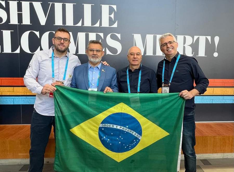 Felipe Eduardo Sousa, representante da MDRT Brasil na região Sudeste e Norte (Local Chair Brazil); e Josusmar Sousa, presidente da MDRT Brasil (Country Chair Brazil); 2) Delegação brasileira no evento: Felipe Sousa, Josusmar Sousa, Helder Molina, CEO da MAG Seguros, e Marcio Batistuti, presidente do CVG-SP e diretora da MAG Seguros.