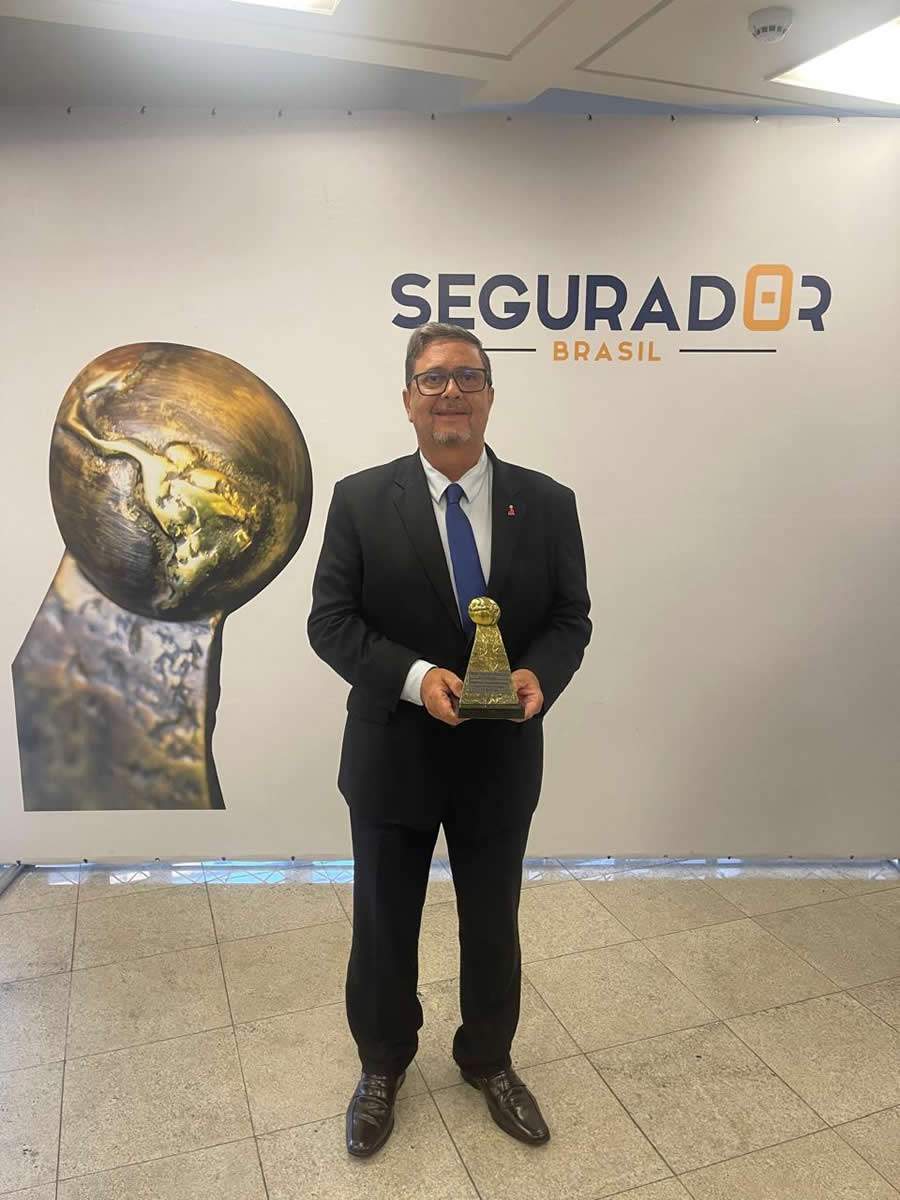 Edson Calheiros, presidente do CVG-RJ, com a premiação – Foto: Divulgação