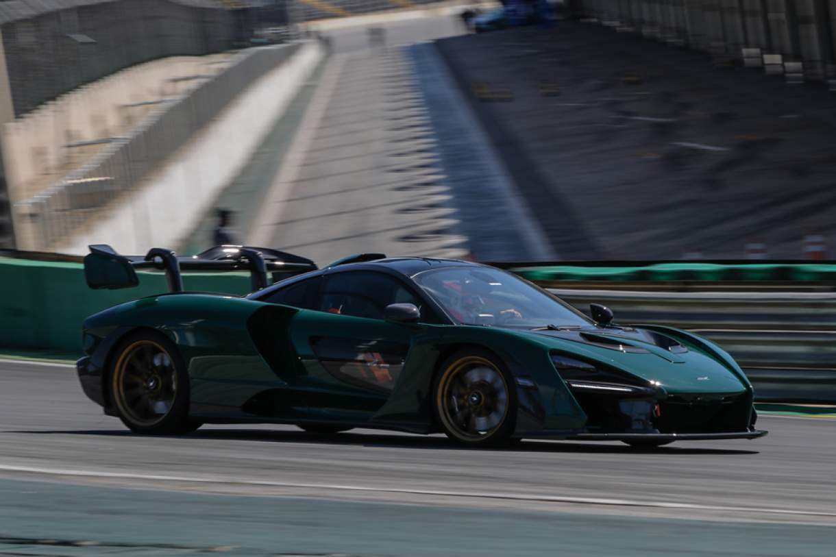 Dirigimos o McLaren Senna, um carro de corrida feito para as ruas