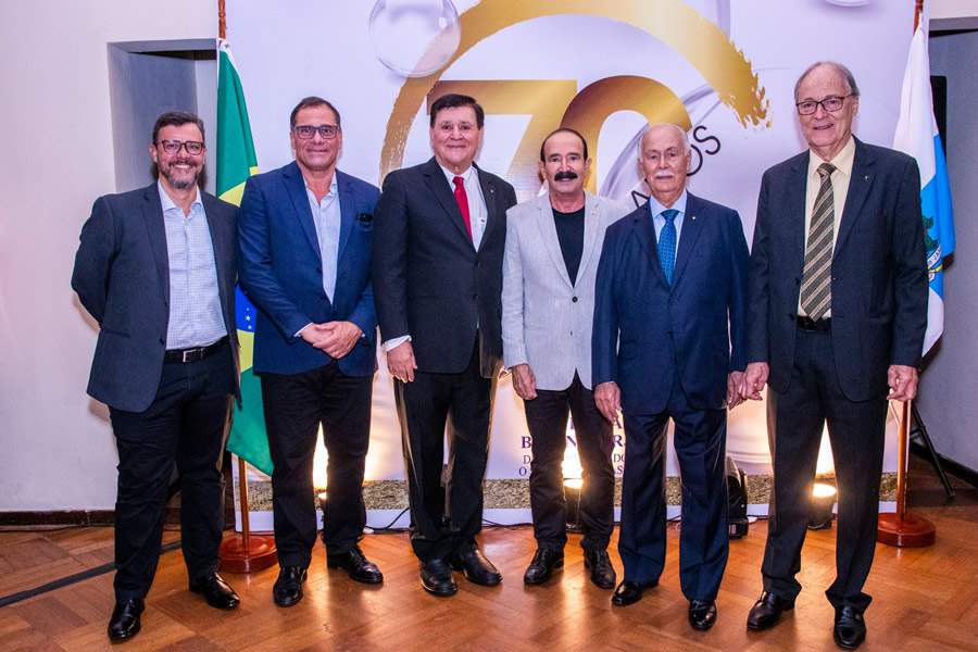 Da esquerda para direita: os confrades Fábio Lessa, diretor comercial da Capemisa Seguradora, e Márcio Coutinho Teixeira de Carvalho, presidente da Capemisa Capitalização; Gilberto Villela, diretor tesoureiro do Clube da Bolinha-RJ; Jorge Andrade, presidente da Capemisa Seguradora; Jorge Carvalho, diretor secretário do Clube da Bolinha-RJ e Anselmo Abrantes Fortuna, reitor do Clube da Bolinha-RJ Foto: Dalvino Santino