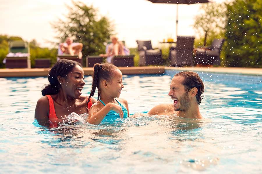 Banhos de mar e piscina podem contribuir para o desenvolvimento de infecção urinária; saiba como se proteger