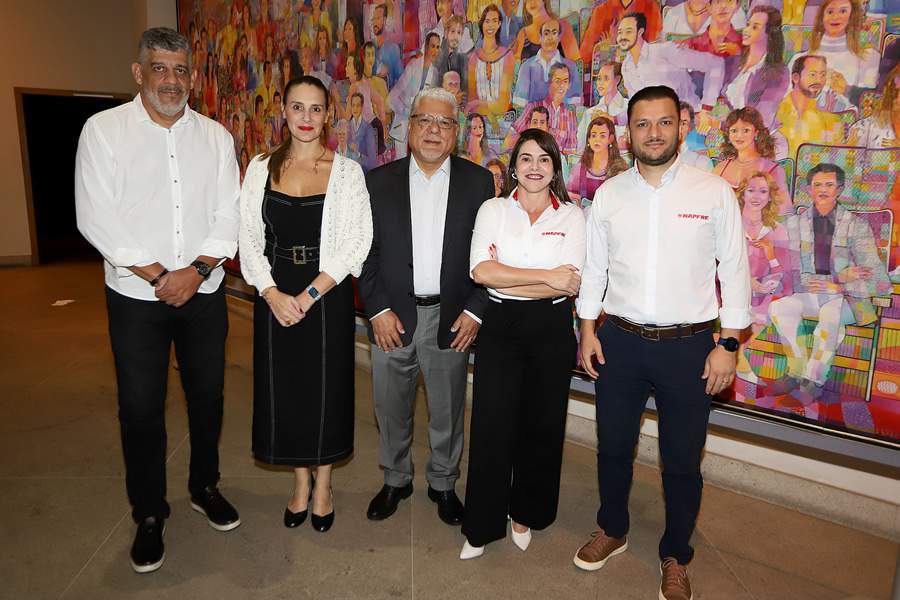 Maurício Tadeu Morais (diretor do CSP-MG), Carolina de Molla Lorenzatto (diretora Comercial de Vida da MAPFRE), João Paulo Moreira de Mello (presidente do CSP-MG), Claudia Suarez (especialista de Vida e Previdência da companhia) e Diego Bifoni (diretor Regional MG/RJ/CO) - Foto: Arnaldo Athayde