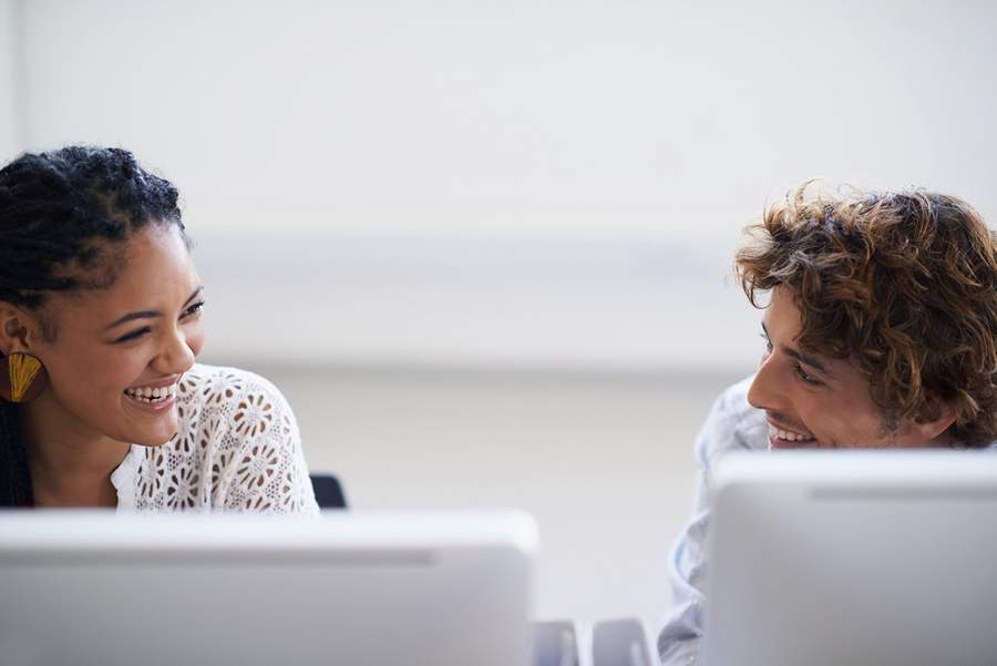 Amizade no trabalho ajuda ou atrapalha? Entenda os limites