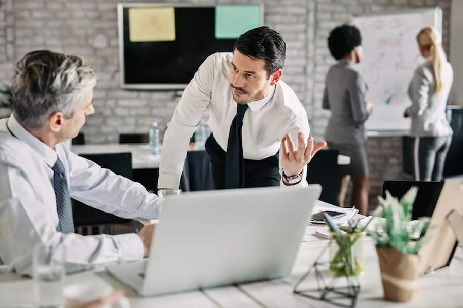 Meu chefe é mais novo que eu, e agora?