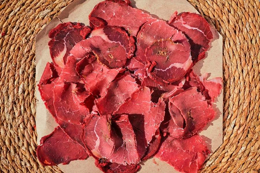 PASTRAMI: Conheça o tradicional preparo de carne defumada que tem origem judaica