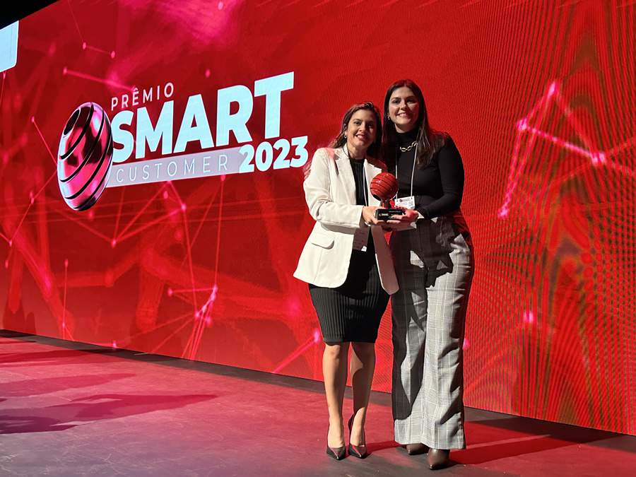 Vivian Spina e Amanda Manzano, da Allcare, recebem o troféu Smart Customer de Case do Ano - Divulgação