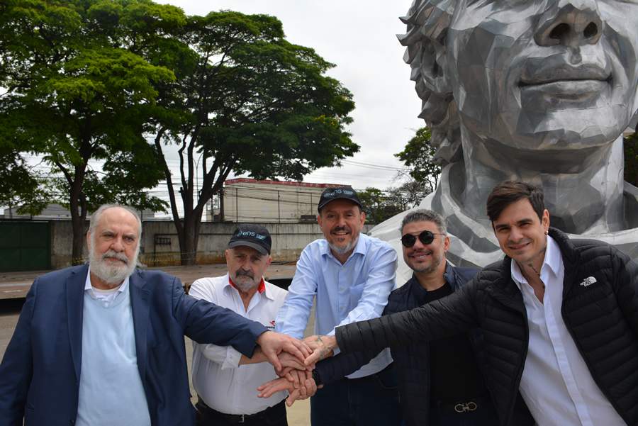 Assinatura no busto de Senna: Da esq. p dir. José Montal (Abramet), Roberto Manzini (RMCP), Luiz Mattua (ENS), Alex Dias (Darwin) e Marcelo Balas (Darwin)  - Crédito da foto: ENS – João Vitor Silva