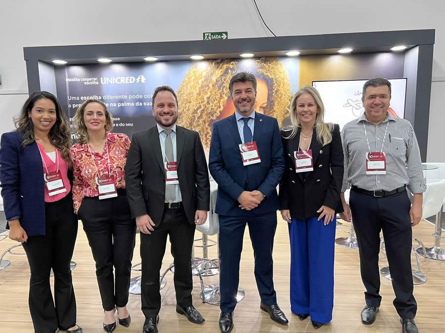 Na foto: O Presidente da Uniodonto Campinas, Dr. Vladimir Borin, equipe da QUANTA e Unicred do Estado de SP firmaram a parceria na 10ª edição do Congresso Uniodonto Campinas. - Crédito: Divulgação