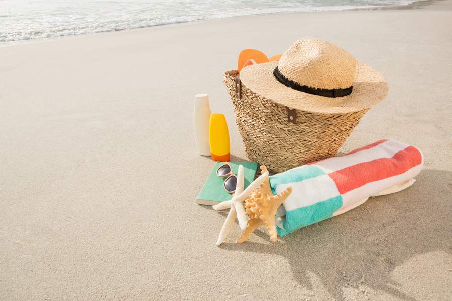 Evitar o sol entre 10h e 16h, usar chapéu, óculos de sol e roupas com proteção UV são alguns dos cuidados necessários na praia