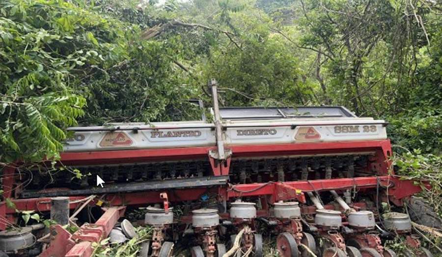 Semeadora tombada em Arroio do Tigre, no Rio Grande do Sul. O acidente ocorreu em dezembro de 2023. - Divulgação/FF Seguros