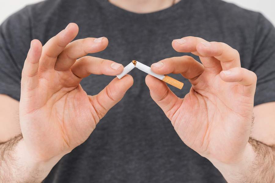 Abandonar o cigarro traz benefícios imediatos à saúde do coração. (Crédito: Freepik)