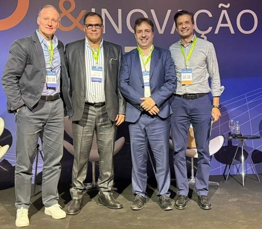 Foto / Divulgação: Renato Terzi, CEO da Liderança Capitalização; Marcio Coutinho, diretor da Capemisa Capitalização; Denis Morais, presidente da FenaCap e Canabarro Pereira, especialista em TI