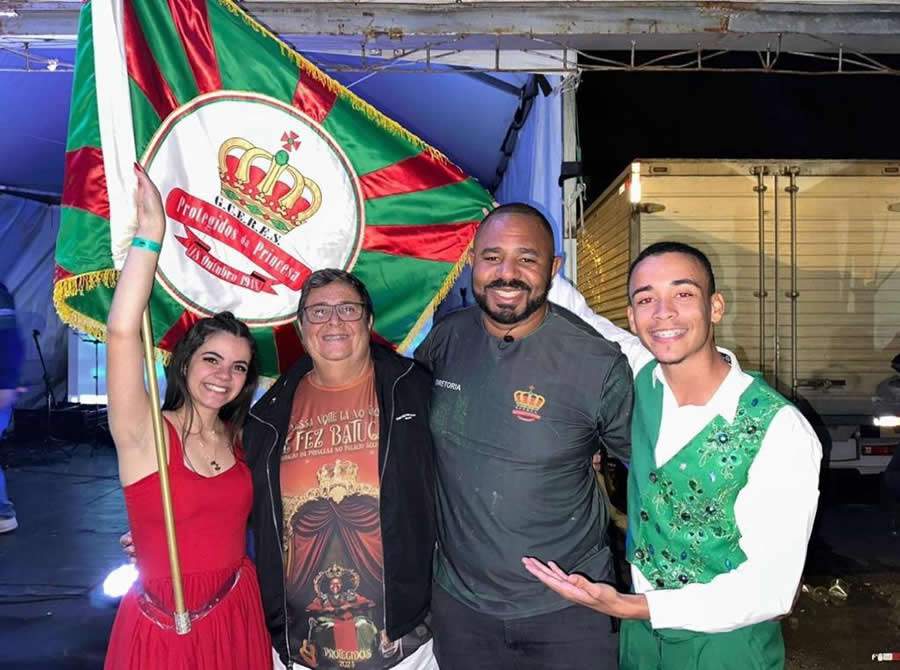 A porta bandeira e o mestre sala festejam o autor do samba enredo, Edson Calheiros, presidente do CVG-RJ (E), tendo ao seu lado o presidente da Escola, Marcelo Domingues – Foto: Divulgação