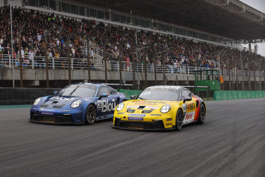 Empatado com Marçal Müller (dir) com Christian Hahn (esq) em terceiro na tabela (Beto Issa/Porsche Cup Brasil)