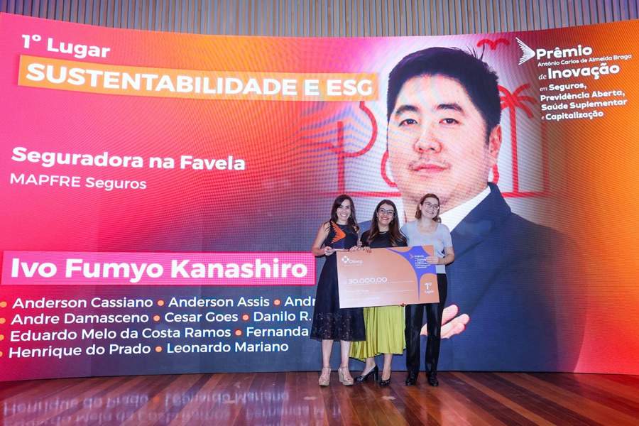 Fátima Lima, diretora de Sustentabilidade da MAPFRE, recebendo a premiação na cerimônia da CNseg