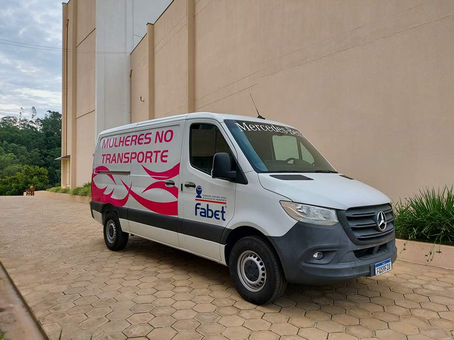 Mercedes-Benz reafirma parceria para formação profissional de motoristas mulheres com Sprinter