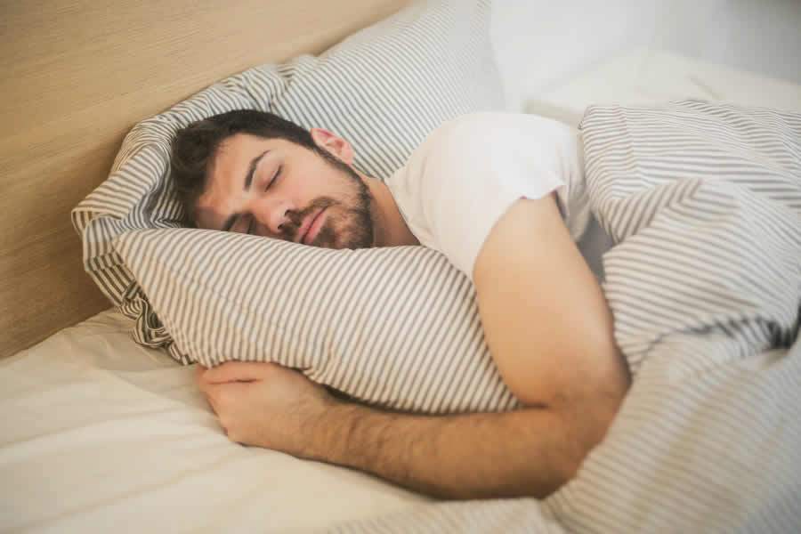Como dormir bem em noites muito quentes de verão? Confira 5 dicas para ter um sono reparador