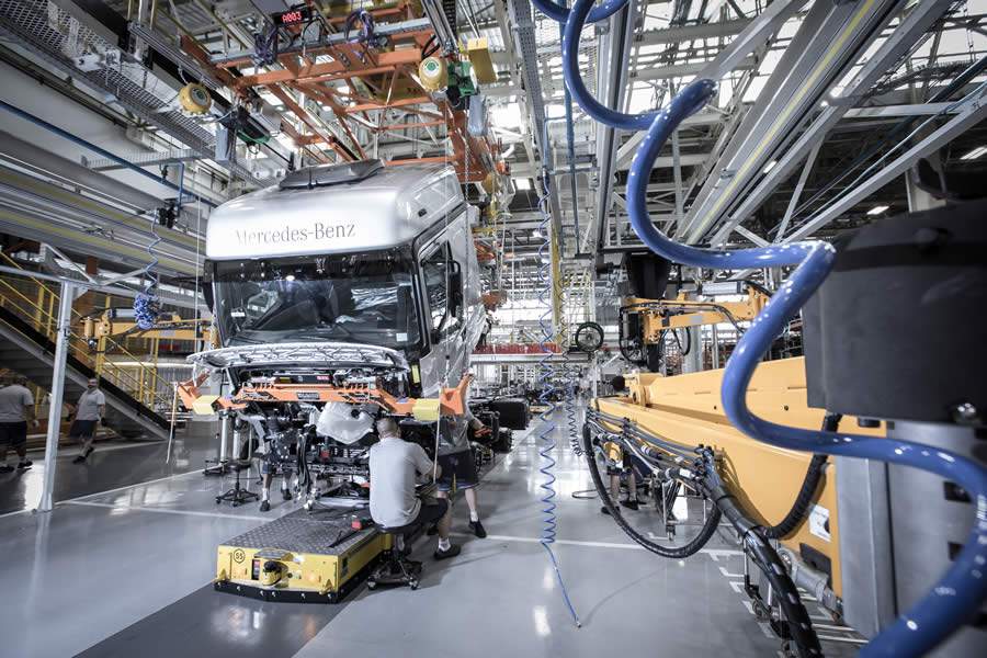 Mercedes-Benz: 65 anos de pioneirismo e inovação na produção de caminhões e ônibus no Brasil