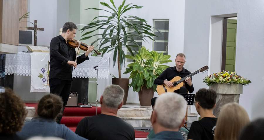 Duo Girardello &amp; Pofahl, formado pelo violinista Daniele Girardello e pelo violonista William Pofahl, em apresentação - Foto: Ruth Rodrigues