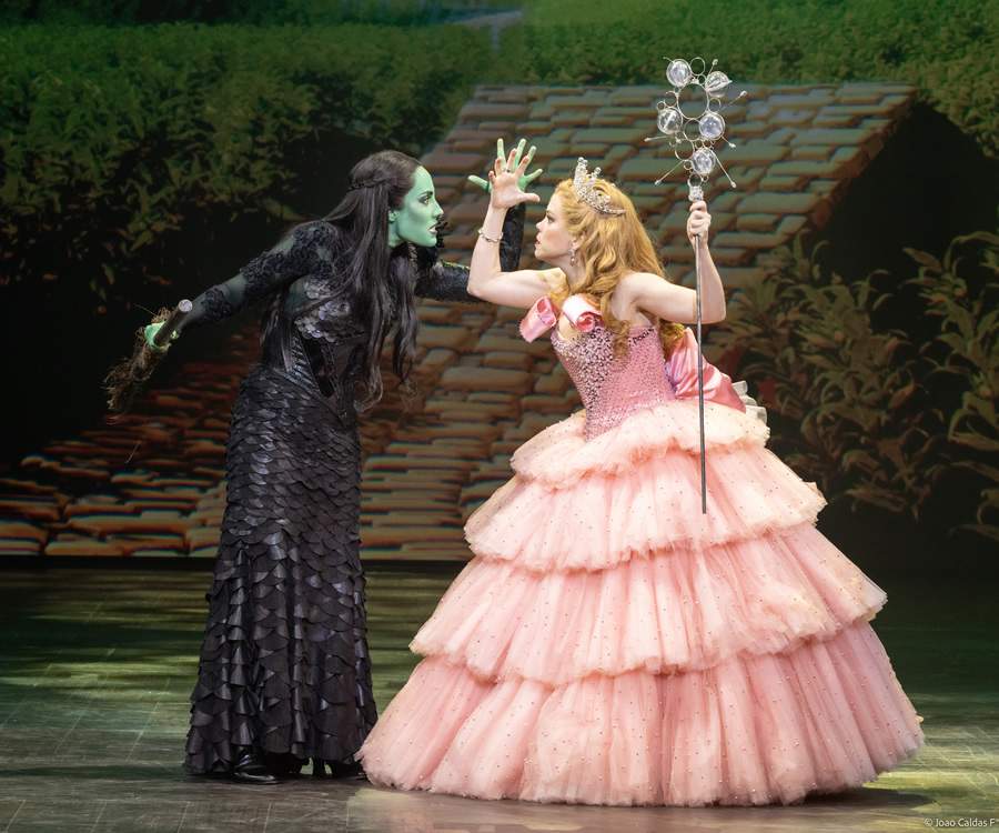 Elphaba (Myra Ruiz) e Glinda (Fabi Bang). Crédito: João Caldas Fº