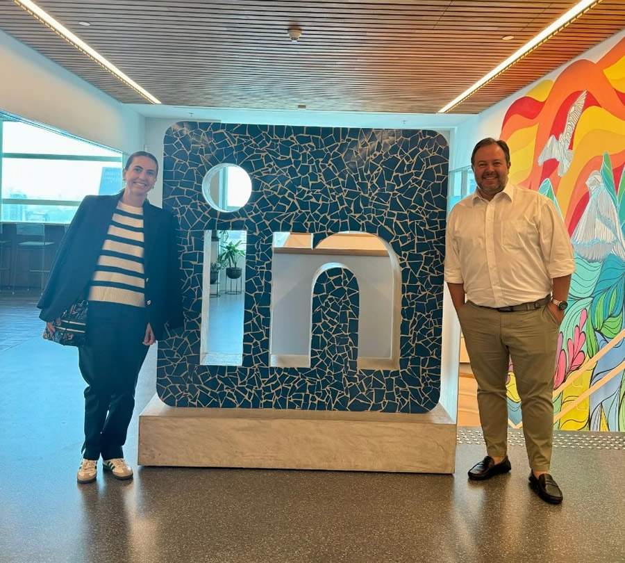 A maior especialista em Redes Sociais de negócios visita sede do LinkedIn no Brasil